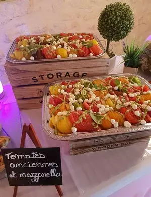 Prestation traiteur avec salade de tomates et mozzarella