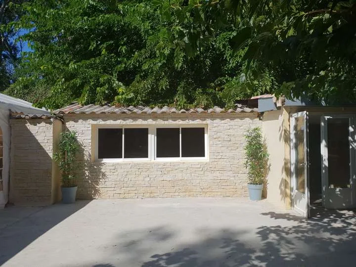 Facade du bâtiment L'Instant Convivial