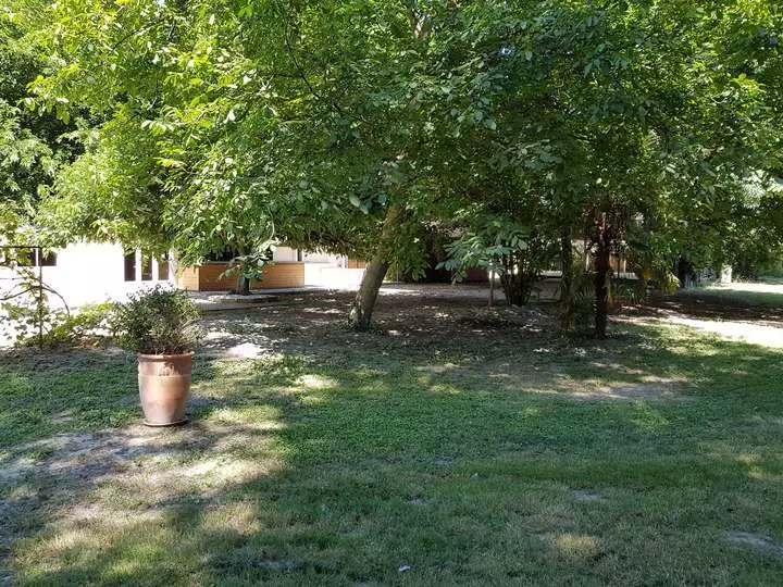 Intérieur du bâtiment de l'espace L'instant Convivial