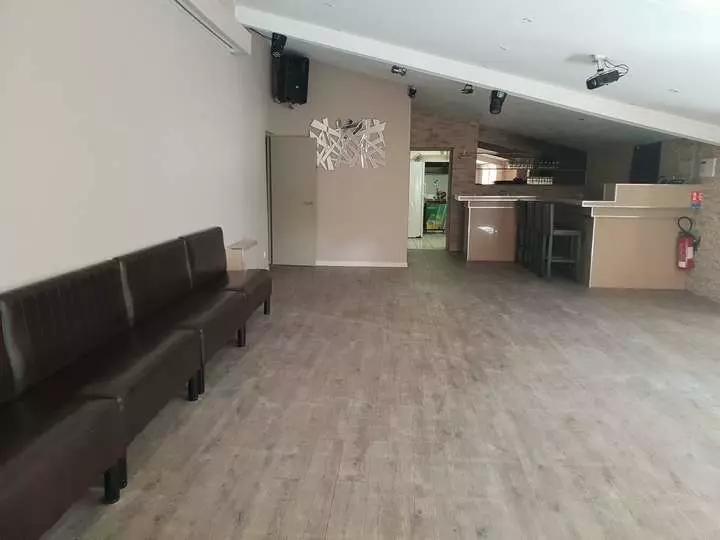 Intérieur du bâtiment de l'espace L'instant Convivial